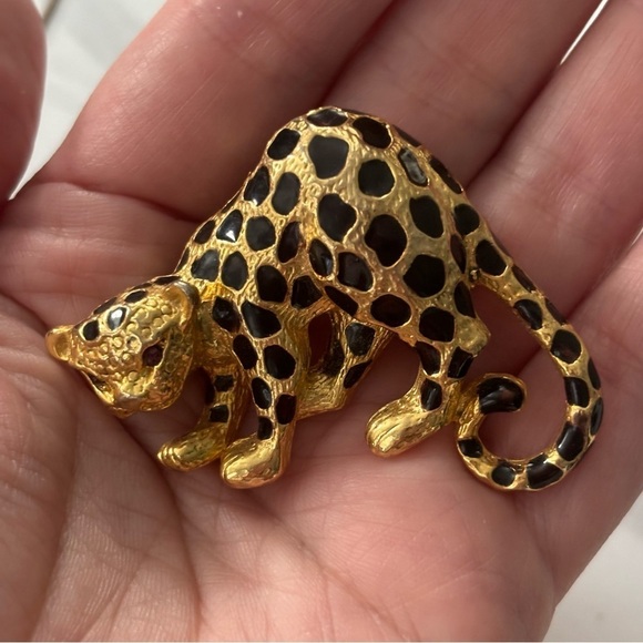 Park Lane Gold Tone Black Enamel
Spotted rhinestone eyes Cheetah Brooch Pendant - Picture 10 of 10